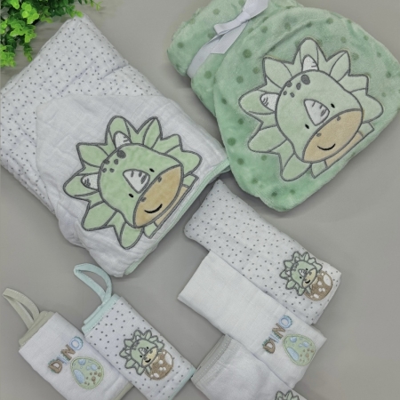 Kit Enxoval Dino 7 Peças – Papi Baby Este lindo kit de enxoval da Papi Baby é perfeito para o conforto e o bem-estar do seu bebê. Com um design encantador no tema Dino, as peças combinam tons suaves de verde e branco, trazendo um toque de fofura e aconchego. O kit contém 7 peças essenciais para o dia a dia do bebê: ✔ 1 Cobertor Soft – Super macio e quentinho, com textura plush e um charmoso bordado de dinossauro. ✔ 1 Toalha com Capuz – Feita de tecido absorvente, ideal para manter o bebê sequinho e confortável após o banho. ✔ 3 Fraldas de Ombro – Leves e respiráveis, perfeitas para proteger a pele delicada do bebê. ✔ 2 Fraldinhas de Boca – Compactas e práticas, ideais para o uso diário. 🌿 Destaques: • Material de alta qualidade e toque suave • Bordados delicados com tema de dinossauro • Cores neutras e elegantes, ideais para meninos e meninas • Perfeito para presentear ou compor o enxoval do bebê Garanta já o seu Kit Enxoval Dino Papi Baby e proporcione todo o conforto que seu pequeno merece! 🦖💚