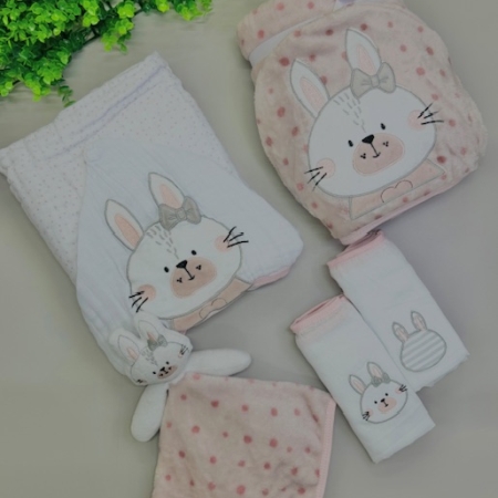Kit Enxoval 5 Peças – Tema Coelhinha 🐰🌸 Deixe o enxoval da sua bebê ainda mais delicado e cheio de charme com o nosso Kit Coelhinha com 5 peças. Cada item foi pensado com muito carinho para oferecer conforto, segurança e fofura nos primeiros momentos da sua pequena. Feito com materiais macios e de alta qualidade, é ideal para o dia a dia do bebê e também perfeito para presentear! O kit contém: 1 Manta plush com bordado de coelhinha 1 Toalha fralda com capuz bordado 1 Naninha com pelúcia 2 Paninhos de boca com bordados combinando Destaques: ✔️ Bordados delicados e temáticos ✔️ Tons suaves que transmitem aconchego ✔️ Ideal para uso diário ou como presente de maternidade 🧺 Composição dos tecidos: Algodão e poliéster, super macios e seguros para a pele sensível do bebê. 💬 Quer ajuda para montar o enxoval completo? Chama a gente no chat e fale com uma especialista agora mesmo! 💗