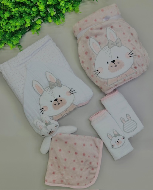 Kit Enxoval 5 Peças – Tema Coelhinha 🐰🌸 Deixe o enxoval da sua bebê ainda mais delicado e cheio de charme com o nosso Kit Coelhinha com 5 peças. Cada item foi pensado com muito carinho para oferecer conforto, segurança e fofura nos primeiros momentos da sua pequena. Feito com materiais macios e de alta qualidade, é ideal para o dia a dia do bebê e também perfeito para presentear! O kit contém: 1 Manta plush com bordado de coelhinha 1 Toalha fralda com capuz bordado 1 Naninha com pelúcia 2 Paninhos de boca com bordados combinando Destaques: ✔️ Bordados delicados e temáticos ✔️ Tons suaves que transmitem aconchego ✔️ Ideal para uso diário ou como presente de maternidade 🧺 Composição dos tecidos: Algodão e poliéster, super macios e seguros para a pele sensível do bebê. 💬 Quer ajuda para montar o enxoval completo? Chama a gente no chat e fale com uma especialista agora mesmo! 💗
