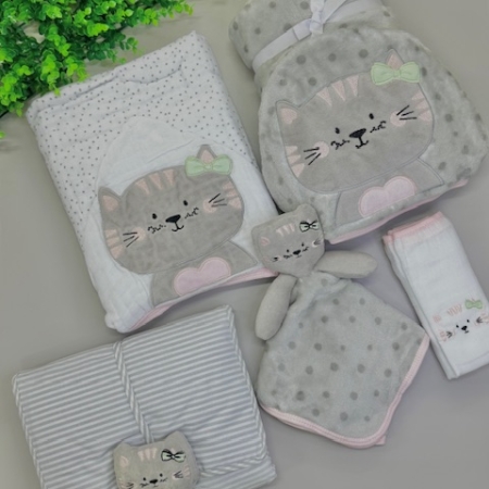Kit Enxoval  – 5 Peças | Tema Gatinha 🐱💖 Delicado, funcional e cheio de charme, esse kit enxoval da marca Papi Baby no tema Gatinha é ideal para compor a rotina do seu bebê com muito conforto e estilo. Composto por 7 peças cuidadosamente selecionadas, ele traz praticidade para o dia a dia e um visual fofo que encanta à primeira vista! 🔸 Itens inclusos: ✅ 1 cobertor de microfibra com capuz bordado – Super macio e quentinho, com bordado de gatinha e laço verde, perfeito para aquecer e aconchegar. suave e absorvente e um bordado lindo no tema. ✅ 1 naninha de micro-fibra de gatinha – Companheira perfeita para o bebê se sentir seguro e confortável, promovendo momentos de carinho. ✅ 1 trocador portátil com estampa listrada e aplicação bordada – Prático, dobrável e fácil de levar na bolsa, ótimo para trocas em qualquer lugar. ✅ 1 fralda de passeio com acabamento em viés – Com detalhes bordados no tema e toque suave, são ideais para o dia a dia. ✨ Destaques do kit: Bordado exclusivo de gatinha com lacinho e coração Cores neutras e suaves (cinza, branco e toques de rosa e verde) Materiais de alta qualidade e conforto, com tecidos 100% algodão nas fraldas Ideal para presentear em chás de bebê, maternidade ou para uso diário Esse kit é perfeito para quem busca beleza, qualidade e amor em cada detalhe do enxoval. 💝🐾✅ 1 toalha soft  com capuz bordado – Ideal para usar após o banho ou em passeios, com tecido 