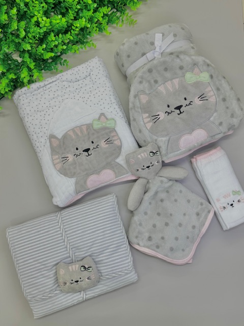 Kit Enxoval – 5 Peças | Tema Gatinha 🐱💖 Delicado, funcional e cheio de charme, esse kit enxoval da marca Papi Baby no tema Gatinha é ideal para compor a rotina do seu bebê com muito conforto e estilo. Composto por 7 peças cuidadosamente selecionadas, ele traz praticidade para o dia a dia e um visual fofo que encanta à primeira vista! 🔸 Itens inclusos: ✅ 1 cobertor de microfibra com capuz bordado – Super macio e quentinho, com bordado de gatinha e laço verde, perfeito para aquecer e aconchegar. suave e absorvente e um bordado lindo no tema. ✅ 1 naninha de micro-fibra de gatinha – Companheira perfeita para o bebê se sentir seguro e confortável, promovendo momentos de carinho. ✅ 1 trocador portátil com estampa listrada e aplicação bordada – Prático, dobrável e fácil de levar na bolsa, ótimo para trocas em qualquer lugar. ✅ 1 fralda de passeio com acabamento em viés – Com detalhes bordados no tema e toque suave, são ideais para o dia a dia. ✨ Destaques do kit: Bordado exclusivo de gatinha com lacinho e coração Cores neutras e suaves (cinza, branco e toques de rosa e verde) Materiais de alta qualidade e conforto, com tecidos 100% algodão nas fraldas Ideal para presentear em chás de bebê, maternidade ou para uso diário Esse kit é perfeito para quem busca beleza, qualidade e amor em cada detalhe do enxoval. 💝🐾✅ 1 toalha soft com capuz bordado – Ideal para usar após o banho ou em passeios, com tecido