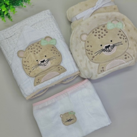 Kit Enxoval Oncinha 3 Peças – Papi Baby | Conforto e Delicadeza para o Seu Bebê 🐆🎀 Encante-se com este lindo Kit Enxoval Oncinha com 3 peças, pensado com muito carinho para proporcionar conforto, praticidade e um toque de fofura à rotina do seu bebê. Com um design exclusivo no tema oncinha com lacinho verde, esse conjunto é ideal para presentear ou montar o enxoval dos sonhos. 🔸 O kit contém: ✅ 1 Cobertor de microfibra com bordado de oncinha – Super macio, fofinho e quentinho, perfeito para manter o bebê confortável nos dias mais frios. ✅ 1 toalha soft com capuz bordado – Tecido leve, respirável e com toque suave para a pele delicada do bebê. Ideal para uso após o banho ou em passeios. ✅ 1 Fralda depasseio bordada com acabamento em vies rosa – Compacta e prática, perfeita para o dia a dia, com detalhe delicado do rostinho da oncinha. ✨ Destaques: Tema exclusivo de oncinha com lacinho verde Cores neutras e delicadas que combinam com qualquer enxoval Tecidos de alta qualidade: 100% algodão nas fraldas e microfibra no cobertor Ideal para uso diário ou para presentear em chás de bebê e maternidade Garanta esse kit que une estilo, suavidade e funcionalidade para deixar os momentos com seu bebê ainda mais especiais. 💕