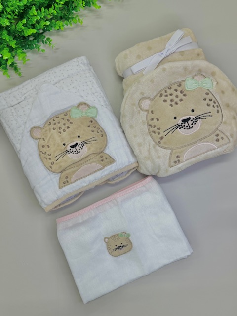 Kit Enxoval Oncinha 3 Peças – Papi Baby | Conforto e Delicadeza para o Seu Bebê 🐆🎀 Encante-se com este lindo Kit Enxoval Oncinha com 3 peças, pensado com muito carinho para proporcionar conforto, praticidade e um toque de fofura à rotina do seu bebê. Com um design exclusivo no tema oncinha com lacinho verde, esse conjunto é ideal para presentear ou montar o enxoval dos sonhos. 🔸 O kit contém: ✅ 1 Cobertor de microfibra com bordado de oncinha – Super macio, fofinho e quentinho, perfeito para manter o bebê confortável nos dias mais frios. ✅ 1 toalha soft com capuz bordado – Tecido leve, respirável e com toque suave para a pele delicada do bebê. Ideal para uso após o banho ou em passeios. ✅ 1 Fralda depasseio bordada com acabamento em vies rosa – Compacta e prática, perfeita para o dia a dia, com detalhe delicado do rostinho da oncinha. ✨ Destaques: Tema exclusivo de oncinha com lacinho verde Cores neutras e delicadas que combinam com qualquer enxoval Tecidos de alta qualidade: 100% algodão nas fraldas e microfibra no cobertor Ideal para uso diário ou para presentear em chás de bebê e maternidade Garanta esse kit que une estilo, suavidade e funcionalidade para deixar os momentos com seu bebê ainda mais especiais. 💕