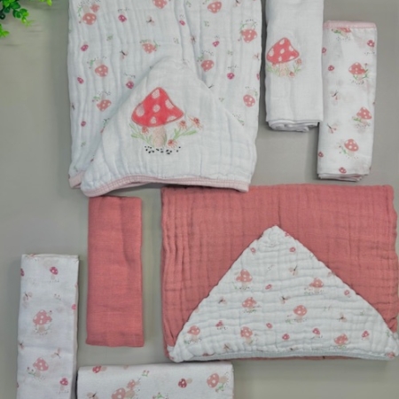 Kit Enxoval Bebê 7 Peças – Tema Cogumelos | Papi Baby Completo, delicado e funcional: tudo que você precisa nos primeiros meses do bebê. Se você busca um enxoval completo com qualidade premium, funcionalidade e um toque de encanto, este kit da Papi Baby é a escolha perfeita. Com 7 peças pensadas para facilitar a rotina da mamãe e proporcionar todo o conforto para o bebê, o kit combina tecidos de alta qualidade com bordados e estampas lúdicas no tema cogumelo — um verdadeiro charme para o dia a dia! 🧺 O que vem no kit: 🛁 1 Toalhão Soft com Capuz Bordado: Feita com tecido ultra macio e três camadas, essa toalha envolve o bebê com aconchego após o banho. O capuz com bordado em tema cogumelo mantém a cabecinha protegida, ajudando a evitar choque térmico. 🧼 1 Toalha Soft com Capuz Estampado: Perfeita para a rotina diária, essa versão estampada é leve e confortável, com excelente absorção para manter o bebê sequinho com carinho. 👶 1 Cueiro Flanelado: Ideal para forrar superfícies, enrolar o bebê ou usar como cobertinha leve. Versátil, é indispensável na bolsa de maternidade. 🍼 2 Fraldas Premium com Viés: Fraldas grandes, com acabamento em viés reforçado, perfeitas para passeios, apoio no ombro ou para usar como paninho de conforto. Lindamente estampadas para combinar com o enxoval. 🌿 2 Fraldas com Bainha Costurada: Mais leves e práticas, ideais para a higiene do dia a dia ou como apoio em diversas situações. Compactas e sempre úteis! 🌟 Benefícios: Tecidos respiráveis, macios e de alta durabilidade Acabamentos reforçados com costura de qualidade Tamanho ideal para recém-nascidos até os primeiros meses Produtos testados dermatologicamente e seguros para uso diário Estampa lúdica e neutra que combina com qualquer quartinho ou saída 📦 Ideal para: Maternidade e primeiros cuidados Presentes de chá de bebê Uso diário com conforto e estilo Montar o enxoval completo com praticidade 👉 Garanta agora o seu Kit Enxoval dos Sonhos da Papi Baby! Ofereça conforto, proteção e muito charme para os primeiros dias do seu bebê. Clique em “Comprar Agora” e receba em casa este kit completo, funcional e cheio de amor!