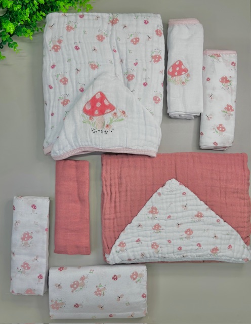 Kit Enxoval Bebê 7 Peças – Tema Cogumelos | Papi Baby Completo, delicado e funcional: tudo que você precisa nos primeiros meses do bebê. Se você busca um enxoval completo com qualidade premium, funcionalidade e um toque de encanto, este kit da Papi Baby é a escolha perfeita. Com 7 peças pensadas para facilitar a rotina da mamãe e proporcionar todo o conforto para o bebê, o kit combina tecidos de alta qualidade com bordados e estampas lúdicas no tema cogumelo — um verdadeiro charme para o dia a dia! 🧺 O que vem no kit: 🛁 1 Toalhão Soft com Capuz Bordado: Feita com tecido ultra macio e três camadas, essa toalha envolve o bebê com aconchego após o banho. O capuz com bordado em tema cogumelo mantém a cabecinha protegida, ajudando a evitar choque térmico. 🧼 1 Toalha Soft com Capuz Estampado: Perfeita para a rotina diária, essa versão estampada é leve e confortável, com excelente absorção para manter o bebê sequinho com carinho. 👶 1 Cueiro Flanelado: Ideal para forrar superfícies, enrolar o bebê ou usar como cobertinha leve. Versátil, é indispensável na bolsa de maternidade. 🍼 2 Fraldas Premium com Viés: Fraldas grandes, com acabamento em viés reforçado, perfeitas para passeios, apoio no ombro ou para usar como paninho de conforto. Lindamente estampadas para combinar com o enxoval. 🌿 2 Fraldas com Bainha Costurada: Mais leves e práticas, ideais para a higiene do dia a dia ou como apoio em diversas situações. Compactas e sempre úteis! 🌟 Benefícios: Tecidos respiráveis, macios e de alta durabilidade Acabamentos reforçados com costura de qualidade Tamanho ideal para recém-nascidos até os primeiros meses Produtos testados dermatologicamente e seguros para uso diário Estampa lúdica e neutra que combina com qualquer quartinho ou saída 📦 Ideal para: Maternidade e primeiros cuidados Presentes de chá de bebê Uso diário com conforto e estilo Montar o enxoval completo com praticidade 👉 Garanta agora o seu Kit Enxoval dos Sonhos da Papi Baby! Ofereça conforto, proteção e muito charme para os primeiros dias do seu bebê. Clique em “Comprar Agora” e receba em casa este kit completo, funcional e cheio de amor!
