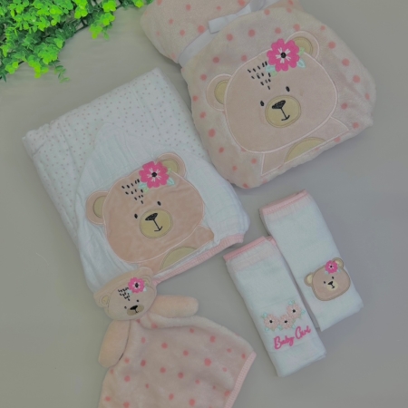 Kit Enxoval Bebê Menina 5 Peças – Papi Baby | Cobertor, Toalha 3 Camadas, Fraldas e Naninha Complete o enxoval da sua bebê com muito amor, conforto e praticidade! Este kit enxoval 5 peças da marca Papi Baby foi desenvolvido para oferecer segurança, aconchego e funcionalidade no dia a dia das mamães. Ideal para recém-nascidos e bebês de até 6 meses. 🧸 Itens inclusos no kit: 1 Cobertor com capuz em plush – macio, quente e com estampa de ursinha; 1 Toalha de banho soft – com 3 camadas, ultra absorvente e delicada para a pele do bebê; 2 Fraldas de passeio bordadas – práticas e lindas para o uso diário; 1 Naninha – com tecido aveludado e bordado de ursinha, para conforto e segurança na hora do soninho. ✨ Principais benefícios: Kit enxoval completo e funcional Tecido de alta qualidade, confortável e durável Design delicado e feminino Ótimo custo-benefício Produto original da marca Papi, referência em artigos para bebê 🛍️ Indicado para: Enxoval de bebê menina Presentes para chá de bebê Uso hospitalar (maternidade) e primeiros meses em casa 📦 Pronta entrega | Envio rápido e seguro 👉 Garanta já o kit enxoval dos sonhos para sua bebê! Clique em Comprar agora e receba em casa um conjunto completo de cuidados e carinho. ❤️