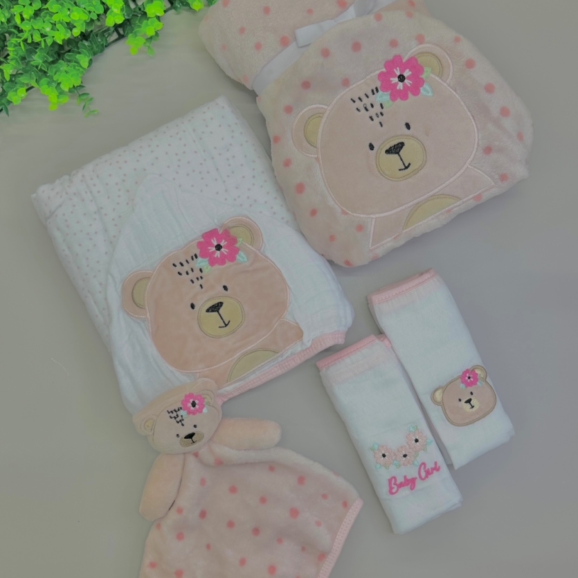 Kit Enxoval Bebê Menina 5 Peças – Papi Baby | Cobertor, Toalha 3 Camadas, Fraldas e Naninha Complete o enxoval da sua bebê com muito amor, conforto e praticidade! Este kit enxoval 5 peças da marca Papi Baby foi desenvolvido para oferecer segurança, aconchego e funcionalidade no dia a dia das mamães. Ideal para recém-nascidos e bebês de até 6 meses. 🧸 Itens inclusos no kit: 1 Cobertor com capuz em plush – macio, quente e com estampa de ursinha; 1 Toalha de banho soft – com 3 camadas, ultra absorvente e delicada para a pele do bebê; 2 Fraldas de passeio bordadas – práticas e lindas para o uso diário; 1 Naninha – com tecido aveludado e bordado de ursinha, para conforto e segurança na hora do soninho. ✨ Principais benefícios: Kit enxoval completo e funcional Tecido de alta qualidade, confortável e durável Design delicado e feminino Ótimo custo-benefício Produto original da marca Papi, referência em artigos para bebê 🛍️ Indicado para: Enxoval de bebê menina Presentes para chá de bebê Uso hospitalar (maternidade) e primeiros meses em casa 📦 Pronta entrega | Envio rápido e seguro 👉 Garanta já o kit enxoval dos sonhos para sua bebê! Clique em Comprar agora e receba em casa um conjunto completo de cuidados e carinho. ❤️