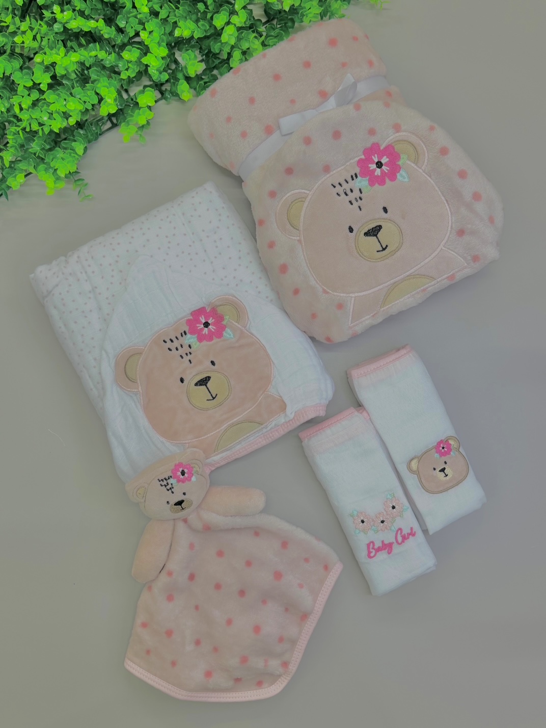 Kit Enxoval Bebê Menina 5 Peças – Papi Baby | Cobertor, Toalha 3 Camadas, Fraldas e Naninha Complete o enxoval da sua bebê com muito amor, conforto e praticidade! Este kit enxoval 5 peças da marca Papi Baby foi desenvolvido para oferecer segurança, aconchego e funcionalidade no dia a dia das mamães. Ideal para recém-nascidos e bebês de até 6 meses. 🧸 Itens inclusos no kit: 1 Cobertor com capuz em plush – macio, quente e com estampa de ursinha; 1 Toalha de banho soft – com 3 camadas, ultra absorvente e delicada para a pele do bebê; 2 Fraldas de passeio bordadas – práticas e lindas para o uso diário; 1 Naninha – com tecido aveludado e bordado de ursinha, para conforto e segurança na hora do soninho. ✨ Principais benefícios: Kit enxoval completo e funcional Tecido de alta qualidade, confortável e durável Design delicado e feminino Ótimo custo-benefício Produto original da marca Papi, referência em artigos para bebê 🛍️ Indicado para: Enxoval de bebê menina Presentes para chá de bebê Uso hospitalar (maternidade) e primeiros meses em casa 📦 Pronta entrega | Envio rápido e seguro 👉 Garanta já o kit enxoval dos sonhos para sua bebê! Clique em Comprar agora e receba em casa um conjunto completo de cuidados e carinho. ❤️