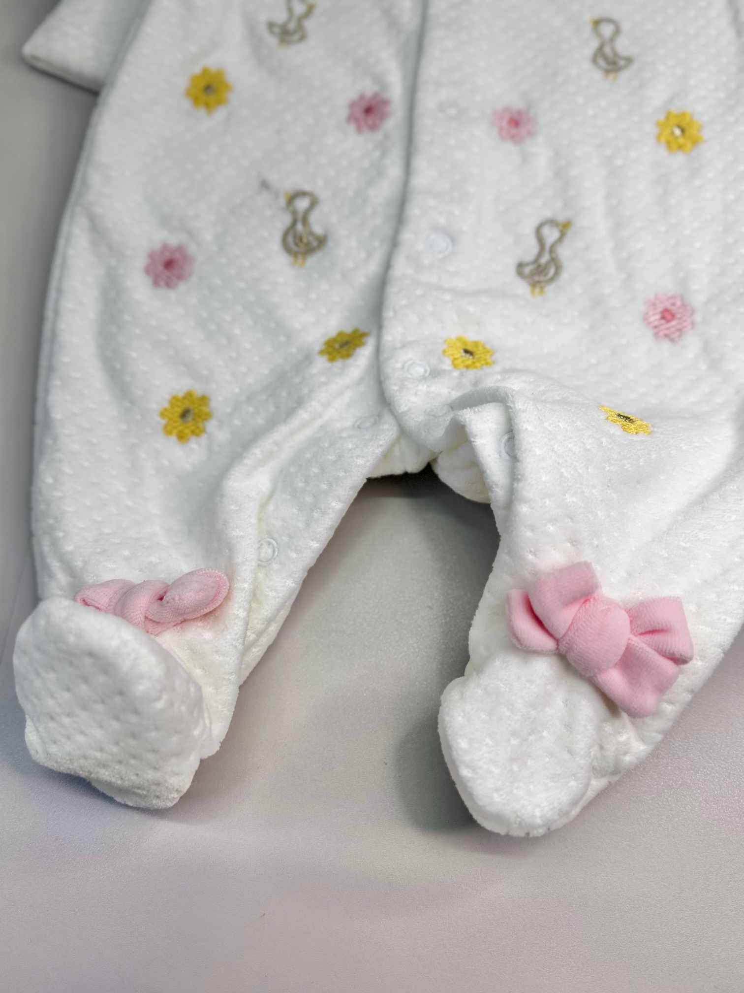 Macacão - Florzinha com patinhos Tilly| TAM: RN - Imagem 3