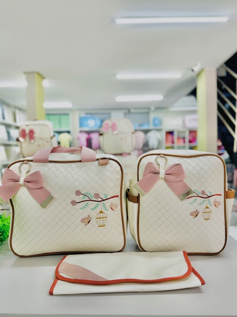 Kit Bolsa Maternidade 3 Peças – Mala + Mochila+trocador | Bordado | Material Impermeável e Super Resistente - Imagem 3