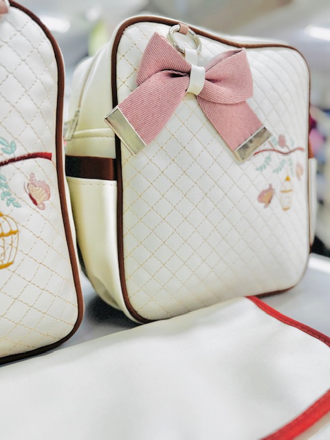 Kit Bolsa Maternidade 3 Peças – Mala + Mochila+trocador | Bordado | Material Impermeável e Super Resistente - Imagem 12