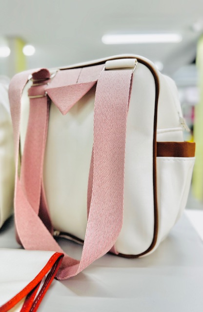 Kit Bolsa Maternidade 3 Peças – Mala + Mochila+trocador | Bordado | Material Impermeável e Super Resistente - Imagem 15