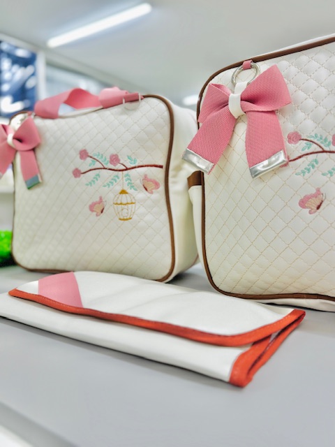 Kit Bolsa Maternidade 3 Peças – Mala + Mochila+trocador | Bordado | Material Impermeável e Super Resistente - Imagem 13