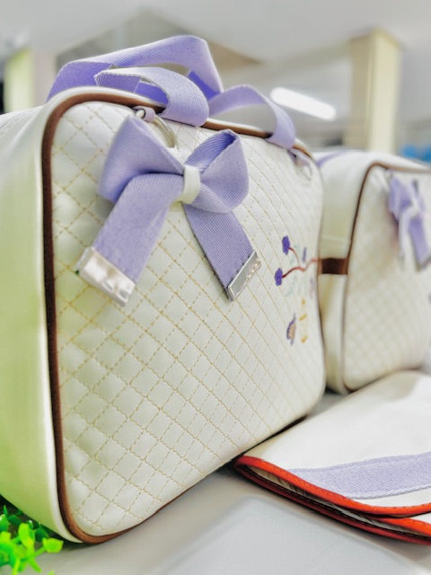 Kit Bolsa Maternidade 3 Peças – Mala + Mochila+trocador | Bordado | Material Impermeável e Super Resistente - Imagem 11