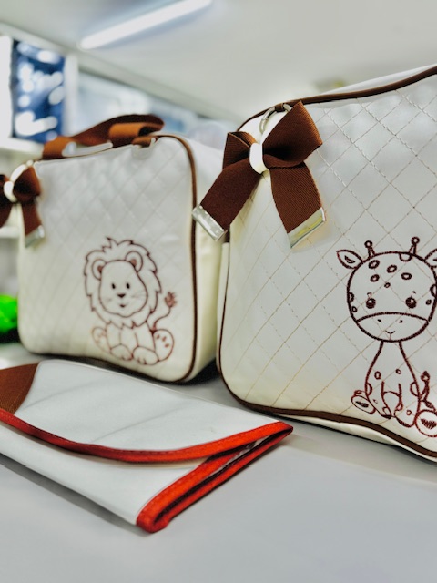 Kit Bolsa Maternidade 3 Peças – Mala + Mochila+trocador | Bordado | Material Impermeável e Super Resistente - Imagem 10