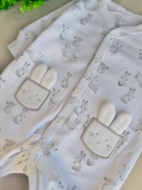 Macacão unissex suedine premium coelhinho – Tilly Baby - Imagem 5