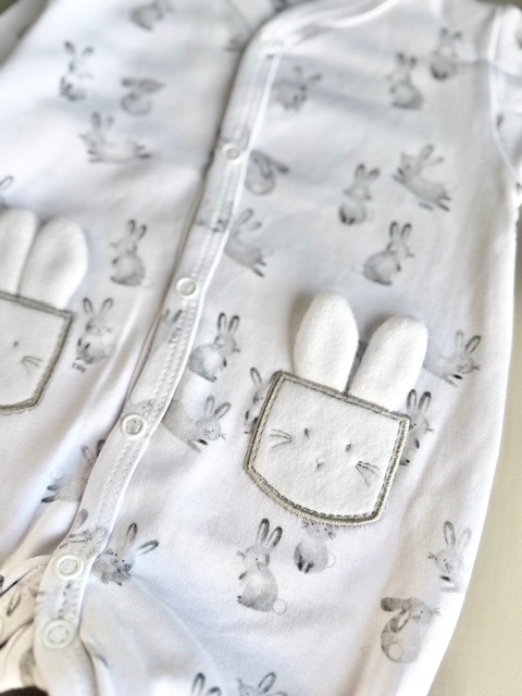 Macacão unissex suedine premium coelhinho – Tilly Baby - Imagem 4